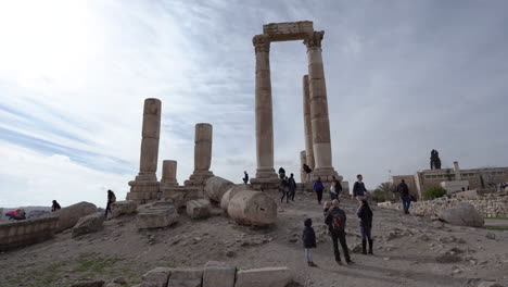 Familias-Y-Turistas-Se-Reúnen-Cerca-Del-Alto-Templo-De-Mármol-Blanco-De-Las-Columnas-De-Hércules-En-Ruinas-En-La-Colina-De-La-Ciudadela