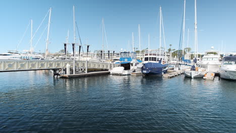 Estilo-De-Vida-Lujoso-Con-Barcos-Y-Yates-Atracados-En-El-Puerto-De-Santa-Monica-California-Corniche