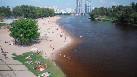 Weitwinkelaufnahme-Des-Strandes-Im-Hydropark