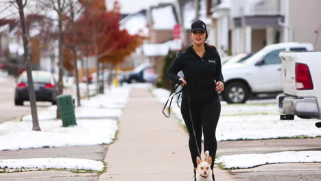 Mujer-Joven-Corriendo-Afuera-Con-Su-Perro-En-Invierno