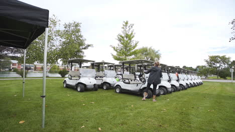 Línea-De-Carros-De-Golf-En-Un-Campo-De-Golf