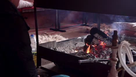 Kamin-Brennt-Und-Rauch-Füllt-Die-Luft,-Während-Die-Person-Flammen-Beobachtet,-Zeitlupe-100-Bilder-Pro-Sekunde