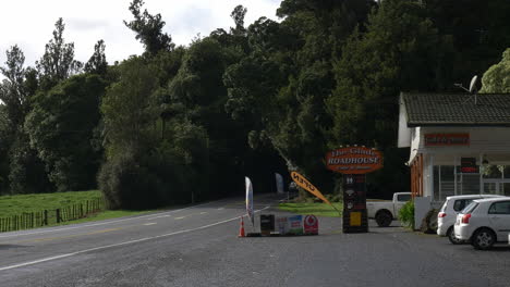 Autos-Fahren-Auf-Dem-Weg-Nach-Tirau-Durch-Fitzgerald-Glade-Und-Halten-Am-Roadhouse-Café