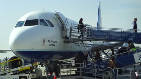 Jetblue-Flughafenbetrieb-In-Long-Beach,-Kalifornien