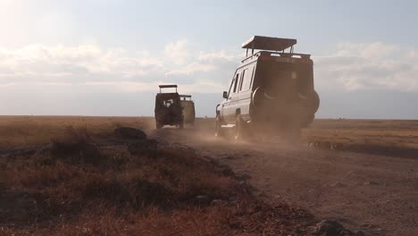 Cruceros-Terrestres-Conduciendo-En-Cámara-Lenta-Hacia-El-Safari-De-Ngorongoro-Al-Amanecer