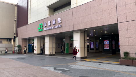 Wenige-Menschen-Am-Elektrischen-Stadttor-Der-Akihabara-Station