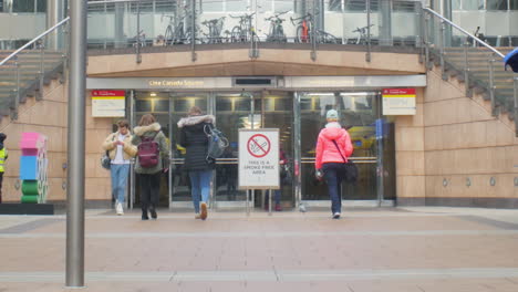 Compradores-En-La-Entrada-Del-Centro-Comercial-Canary-Wharf-London