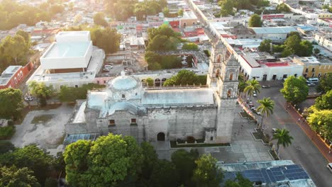 Iglesia-De-San-Servacio-Ubicada-En-Una-Ciudad-Colonial-De-Valladolid-Mexico-Vista-Aérea