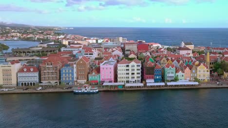 Vista-Aérea-De-Willemstad,-Una-Ciudad-Pintoresca-En-El-Caribe-Al-Atardecer