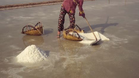 Sacar-Sal-Marina-Orgánica-Recién-Producida-En-Cestas-Tradicionales-De-Trabajadores-De-La-Sal