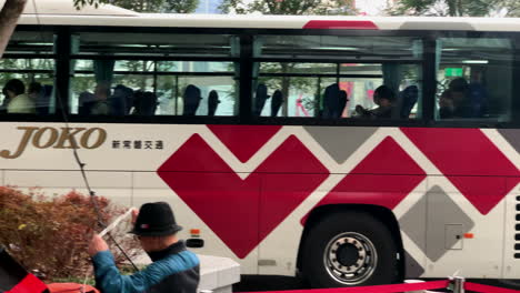 Espera-De-Pasajeros-Y-Fila-En-La-Terminal-De-La-Parada-De-Autobús-Frente-A-La-Entrada-salida-Central-De-Yaesu-De-La-Estación-De-Tokio