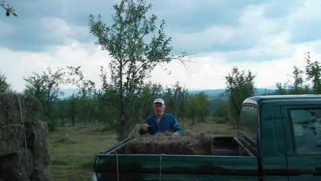 Fleißige-Arbeiter-Laden-Heuballen-In-Kleintransporter,-Halbtotale