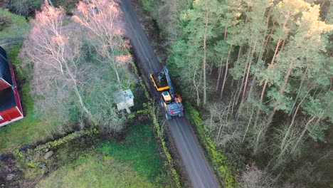 Vista-Aérea-De-Una-Máquina-Pesada-Cavando-Una-Zanja-Por-Un-Camino-Forestal