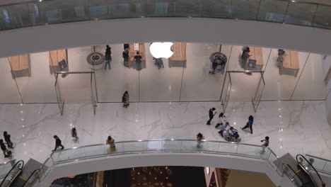 Vista-De-Alta-Perspectiva-Hasta-La-Vista-Frontal-De-Vidrio-Del-Frente-De-La-Tienda-Apple-En-El-Edificio-Del-Centro-Comercial-De-Lujo-Icon-Siam