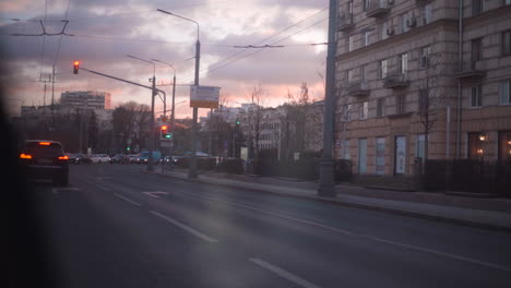 Enfoca-La-Vista-Desde-El-Auto-En-Una-Calle-De-Moscú