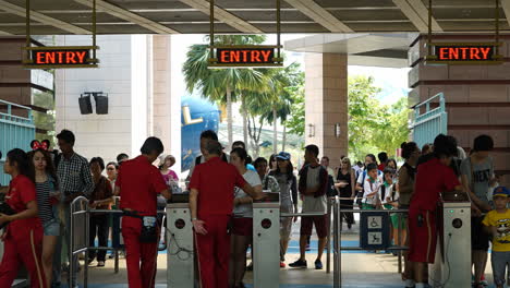 Singapur---Zeitraffer-überfüllter-Menschen,-Die-Das-Universelle-Singapur-Betreten