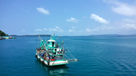 Imágenes-Aéreas-De-Drones-Volcando-Un-Barco-De-Pescadores-Que-Revelan-Una-Isla-Con-Un-Pueblo-Flotante-En-El-Fondo-En-Camboya