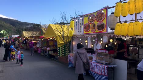 Paseos-Familiares-Y-Puestos-De-Mercado-En-El-Festival-De-Los-Cerezos-En-Flor-De-Nago