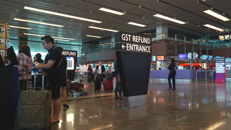 Singapur---Tiro-De-Lapso-De-Tiempo-Panorámico-De-Personas-En-Una-Sala-De-Aeropuerto