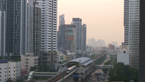 Bts-Sky-Train-Entre-Dos-Estaciones-En-Bangkok,-Tailandia