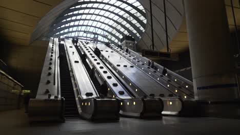 People-and-buildings-in-London's-Canary-Wharf-financial-district