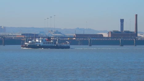 Ferry-De-Liverpool-Cruzando-El-Río-Mersey-Entre-Albert-Dock---Terminales-De-Ferry-De-Birkenhead