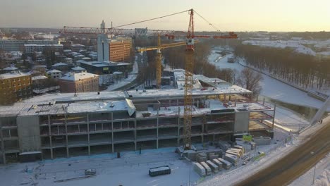 Drohnenaufnahme-Von-Kränen,-Die-Auf-Dem-Bau-Von-Sait-In-Tartu-Arbeiten