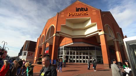 Gente-De-Compras,-Caminando-Fuera-Del-Centro-Comercial-Intu-Potteries-En-El-Centro-De-La-Ciudad-De-Hanley,-El-Centro-Comercial-Principal,-Precinto