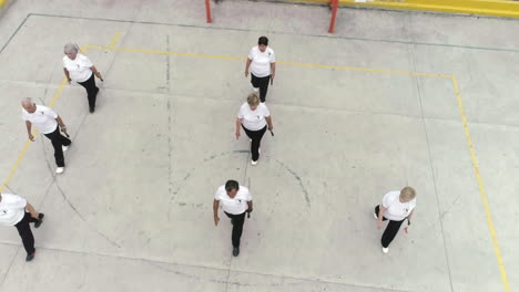 Toma-Aérea-De-Personas-Mayores-Practicando-Tai-Chi