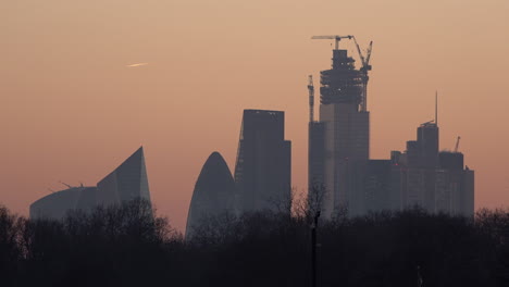 --Vögel-Fliegen-Vorbei-Und-Ein-Mann-Geht-Bei-Sonnenuntergang-Vor-Der-Skyline-Von-London-Spazieren