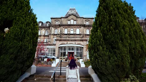 Nähert-Sich,-Ankunft-Im-Grand-Victorian-Palace-Hotel-In-Buxton,-Derbyshire-An-Einem-Schönen,-Warmen,-Sonnigen-Tag