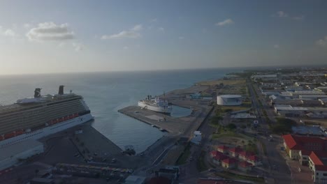 Luftbild-Des-Docks-Neben-Dem-Großen-Kreuzfahrtschiff-Mit-Einem-Kleineren-Schiff-In-Der-Nähe-Von-4k