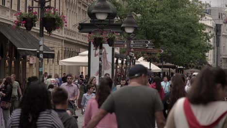 Starker-Fußgängerverkehr-Auf-Einer-Straße-In-Belgrad,-Serbien