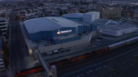 Vista-Aérea-De-Drones,-Tren-Pasando-Lentamente-Rabobank-Arena,-Bakersfield,-California