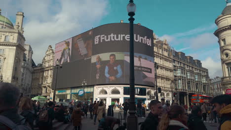 Turistas-En-Londres-Piccadilly-Circus