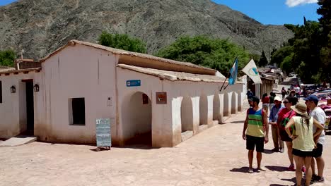 Turistas-En-Un-Edificio-Tradicional-De-Cabildo-En-Purmamarca,-Argentina