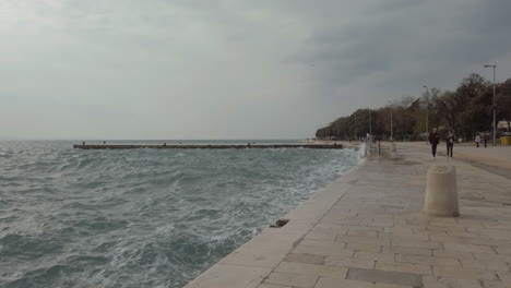 Las-Olas-Tormentosas-Del-Mar-Chocan-Contra-El-Paseo-Marítimo