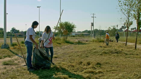 Grupo-De-Voluntarios-Limpiando-Parque