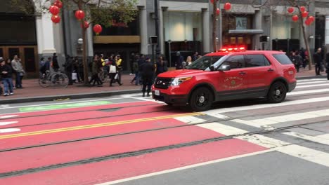 Jan-2017,-San-Francisco,-Ca---El-Vehículo-Del-Departamento-De-Bomberos-De-San-Francisco-Pasa-Con-Sus-Sirenas-A-Todo-Volumen-En-Market-Street