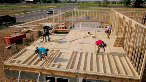 Eine-Drohne-Schoss-Langsam-Nach-Oben,-Um-Bauarbeiter-Zu-Sehen,-Die-Wände-Für-Ein-Neues-Haus-Errichteten,-Das-Gerade-Gebaut-Wurde