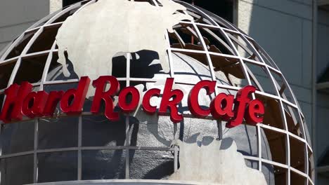 Sich-Drehender-Globus-Der-Welt-Mit-Hard-Rock-Café-Darauf-Geschrieben