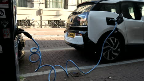 Bmw-I3-Aparcamientos-Eléctricos-Y-Se-Carga-En-La-Estación-De-Carga-En-Amsterdam,-Países-Bajos