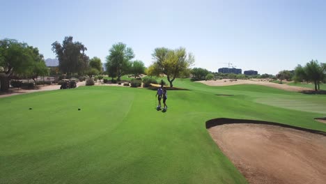 Luftgolfer-Gehen-Mit-Fahrern-Zum-Abschlag,-Scottsdale,-Arizona-Konzept:-Nächstenliebe,-Ehrenfalten,-Sport