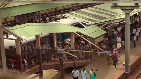 Gente-Ocupada-Moviéndose-En-La-Escalera-En-La-Estación-De-Tren-De-La-Ciudad-Urbana-De-Bengaluru,-Karnataka