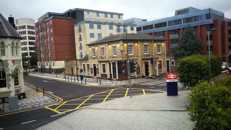 Ein-Blick-Vom-Bahnhof-Swindon-Mit-Blick-Auf-Den-Eingang-Rechts-Und-Die-Wellington-Street-Links