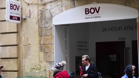 Videoclip-De-Un-Hombre-Parado-Cerca-De-Un-Cajero-Automático-En-Valletta-Malta-Alrededor-De-Marzo-De-2019