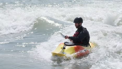 Un-Kayakista-De-Aguas-Bravas-Surfea-Una-Pequeña-Ola-De-Río