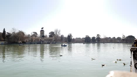 Gente-Disfrutando-Del-Lago-Del-Parque-Del-Retiro-En-Madrid