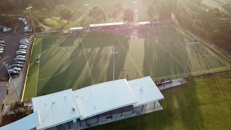 Imágenes-De-Drones-Aéreos-Que-Caen-En-El-Sol-De-La-Cancha-De-Hockey-Sobre-Césped-Del-Parque-Elgar