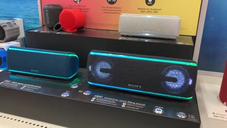 Altavoces-Sony-Portátiles-Inalámbricos-Con-Luces-De-Colores-Brillantes-Para-Crear-Una-Experiencia-Audiovisual-Para-Todos-Los-Amantes-De-La-Música